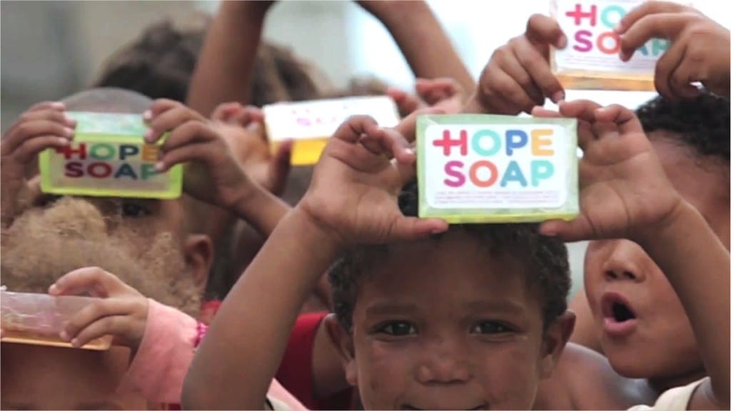 Safetylab South Africa Hope Soap Un savon renfermant un jouet qui sauve des enfants1
