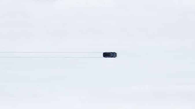 瑞典电动车品牌Polestar创意广告雪地