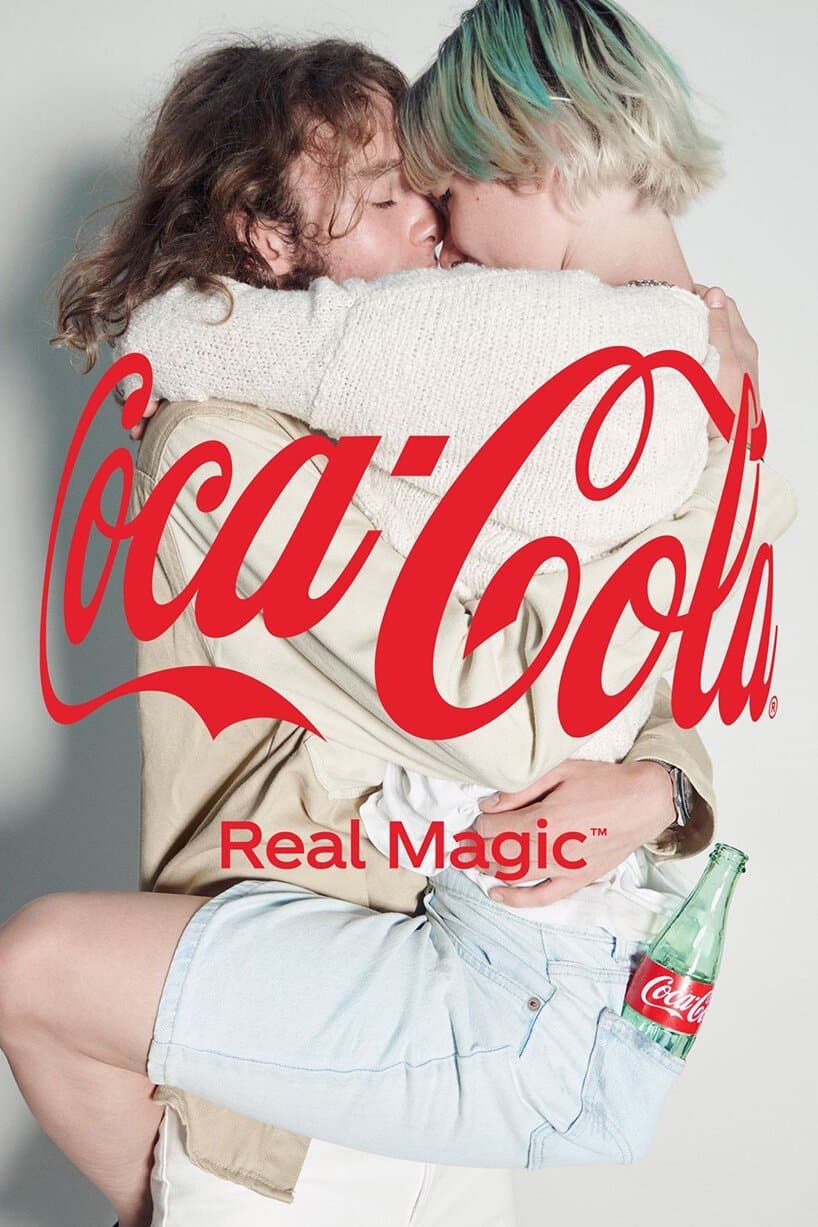 作為更新品牌理念的一部分，可口可樂推出新的「擁抱」標誌 12