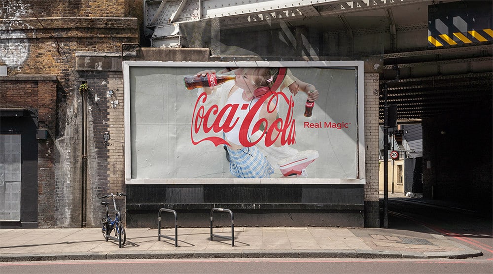 作為更新品牌理念的一部分，可口可樂推出新的「擁抱」標誌 16