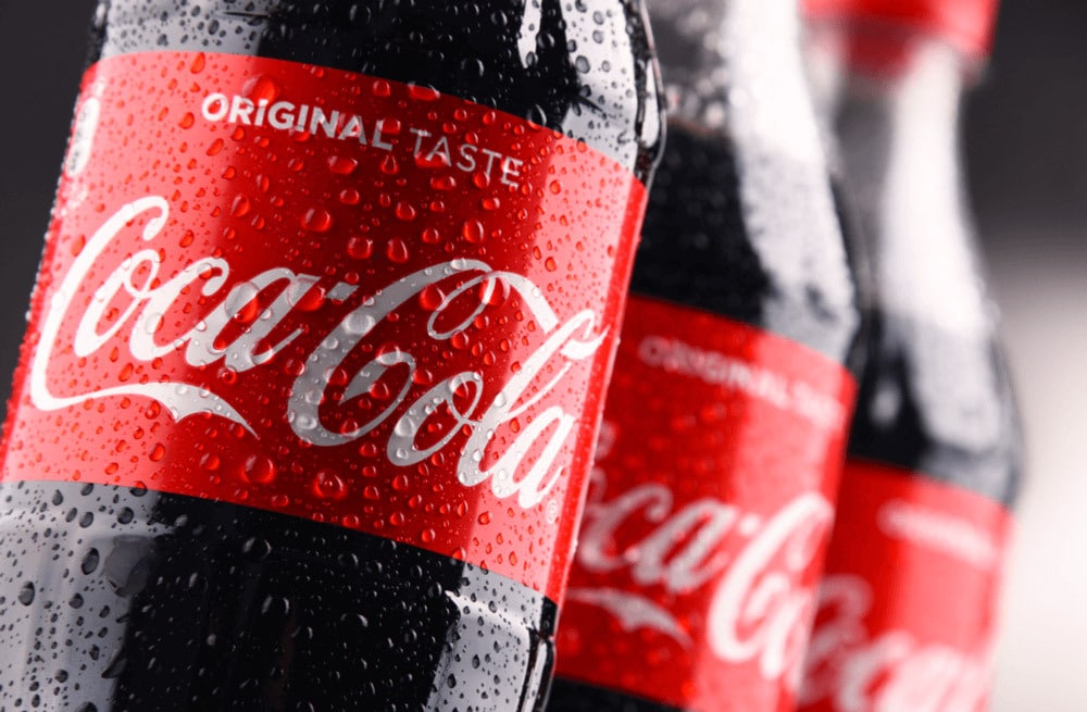作為更新品牌理念的一部分，可口可樂推出新的「擁抱」標誌 5