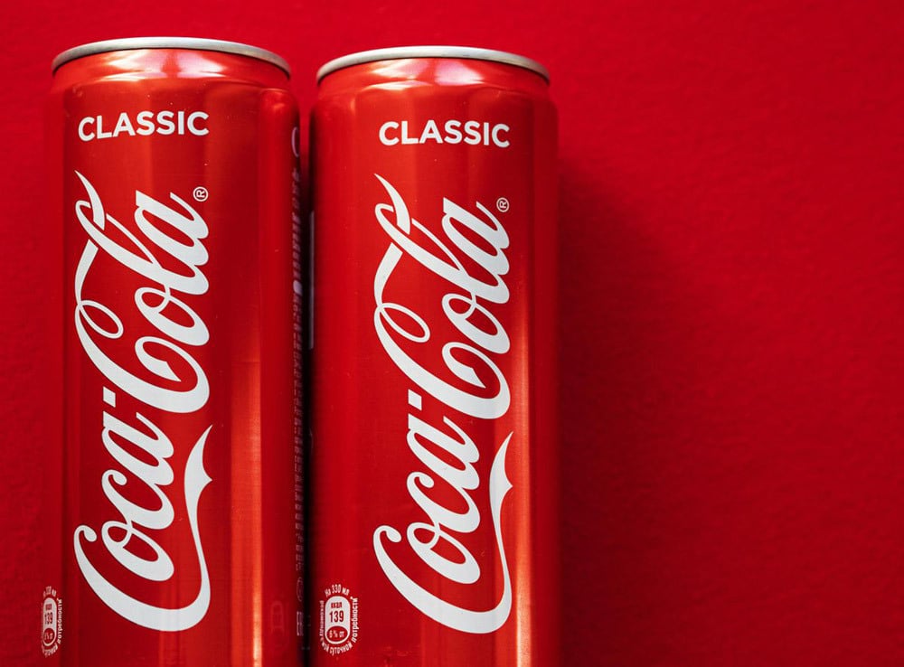 作為更新品牌理念的一部分，可口可樂推出新的「擁抱」標誌