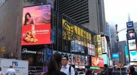 美國快餐品牌Jollibee在時代廣場投放了兩支雙屏互動廣告.. 2