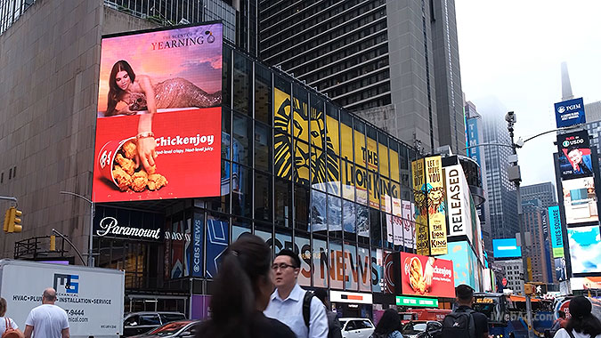 美國快餐品牌Jollibee在時代廣場投放了兩支雙屏互動廣告.. 2