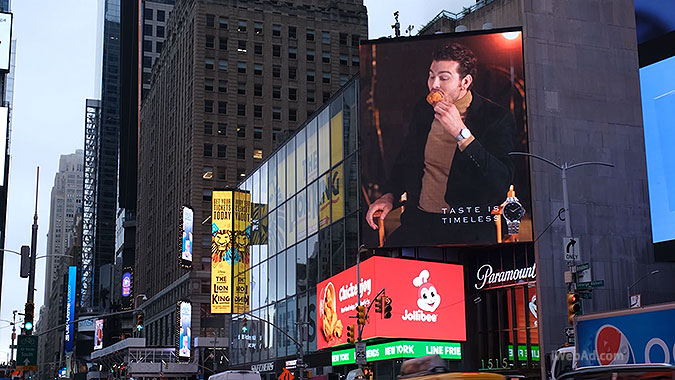 美國快餐品牌Jollibee在時代廣場投放了兩支雙屏互動廣告.. 3