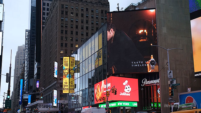 美國快餐品牌Jollibee在時代廣場投放了兩支雙屏互動廣告..